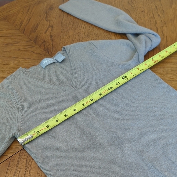 Women's Old Navy Tan V-Neck Sweater - Picture 4 of 4